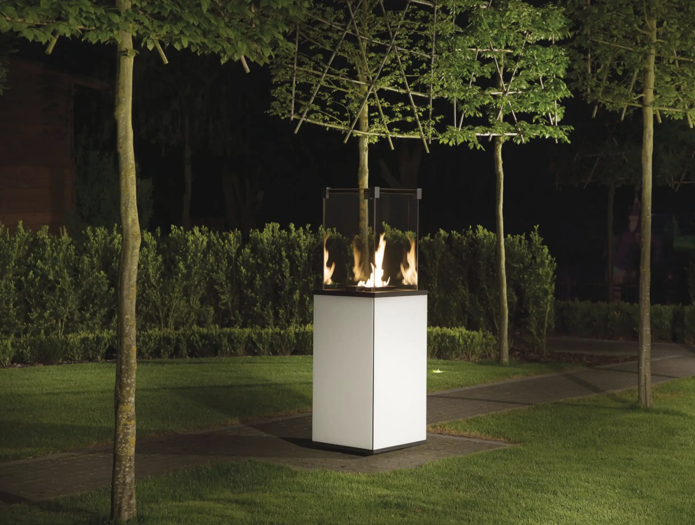 Feuersäule im Außenbereich bei Dunkelheit