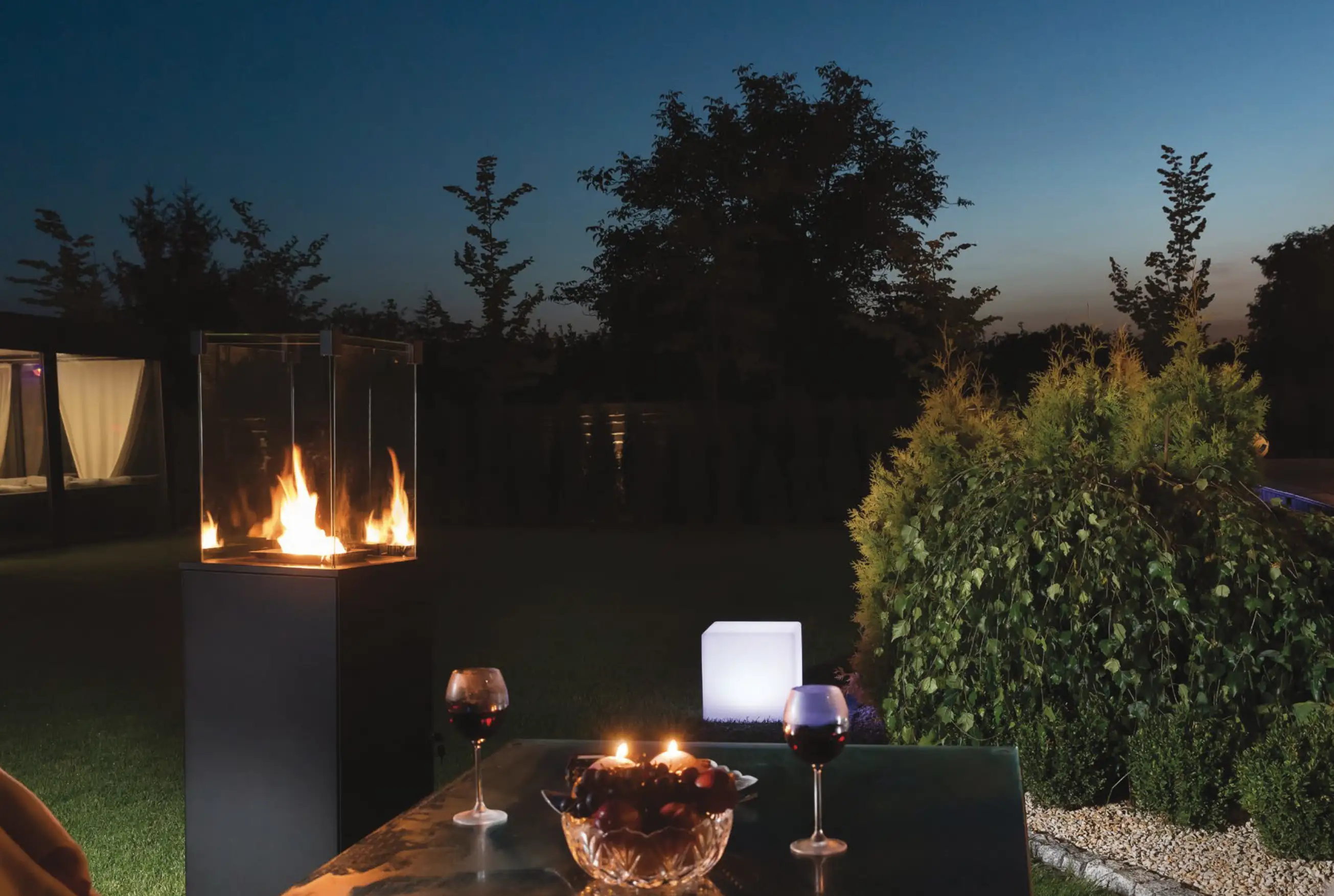 Feuersäule im Außenbereich bei Dunkelheit